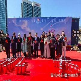 当星光坠入花海 海报