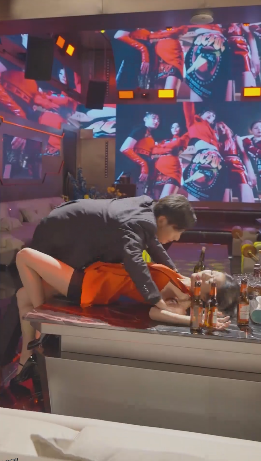 破产后我被前任缠上了 海报