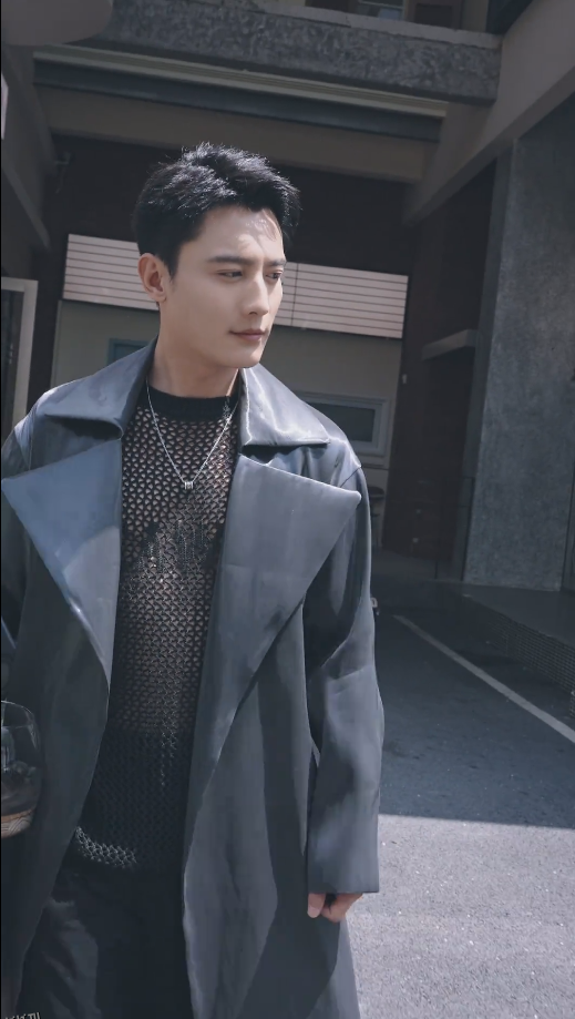 来自深海的他 海报